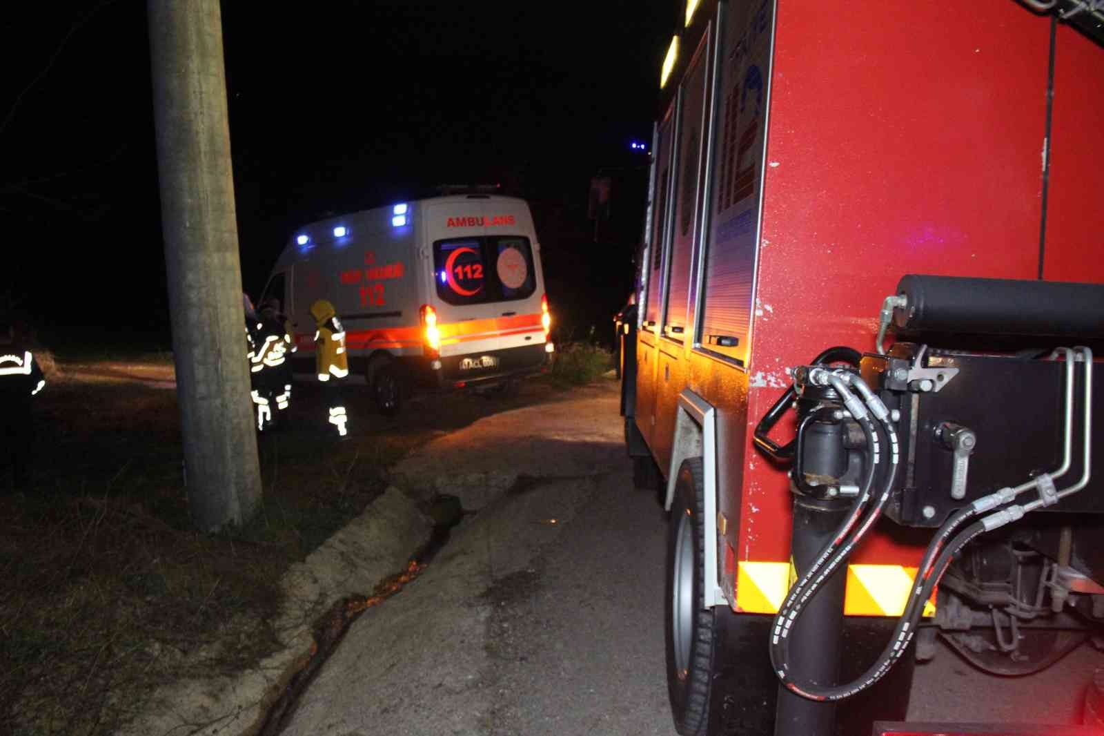 Vakaya giden ambulans virajı alamayınca yan yattı Kocaeli’de vakaya giden ambulans virajı alamaması neticesinde yan yattı. Sağlık çalışanları ise yan yatan araçtan kendi imkanlarıyla çıktı. Olay ...