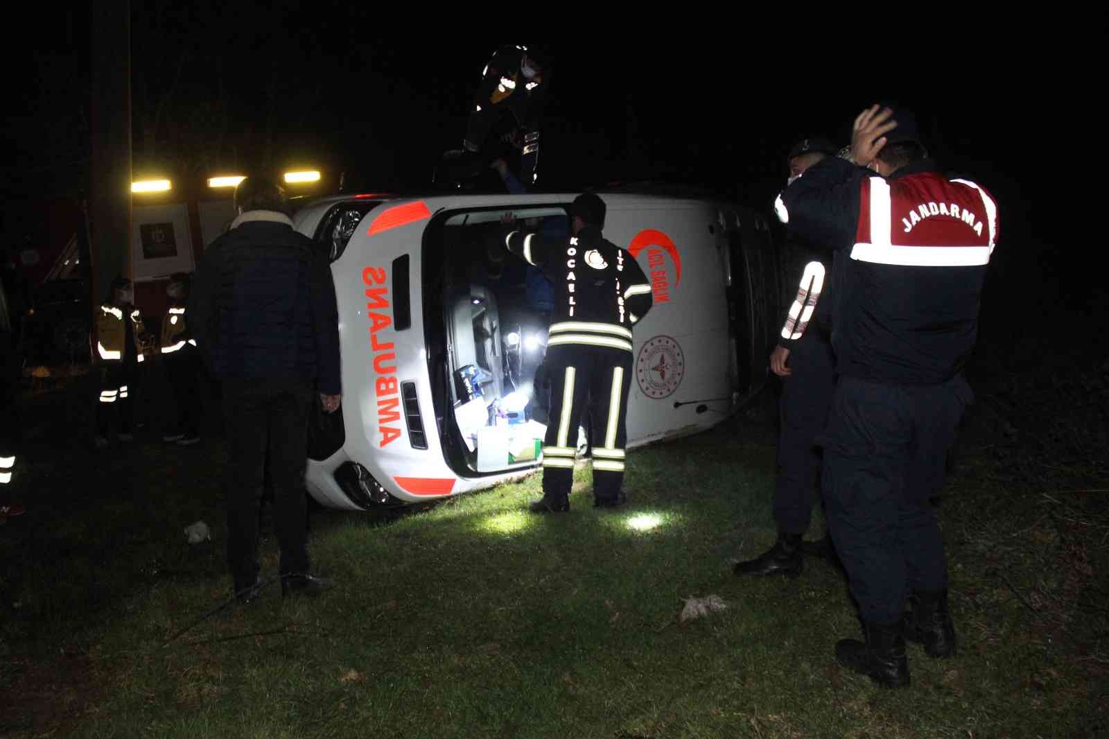 Vakaya giden ambulans virajı alamayınca yan yattı Kocaeli’de vakaya giden ambulans virajı alamaması neticesinde yan yattı. Sağlık çalışanları ise yan yatan araçtan kendi imkanlarıyla çıktı. Olay ...