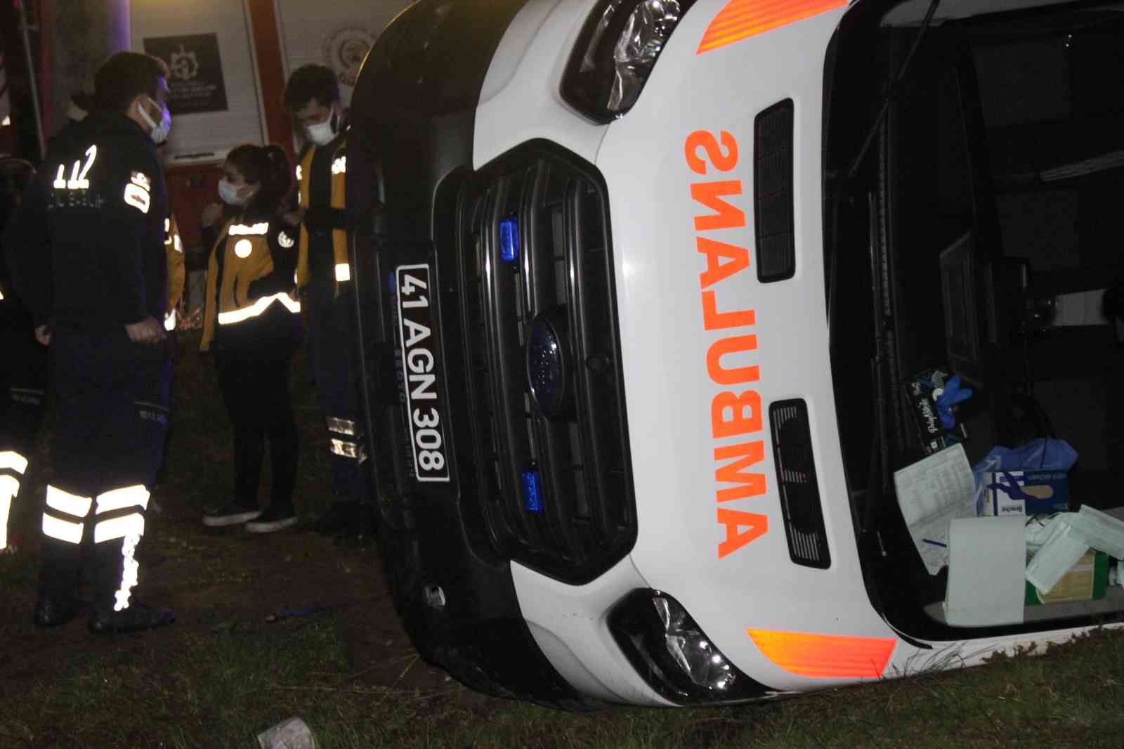 Vakaya giden ambulans virajı alamayınca yan yattı Kocaeli’de vakaya giden ambulans virajı alamaması neticesinde yan yattı. Sağlık çalışanları ise yan yatan araçtan kendi imkanlarıyla çıktı. Olay ...