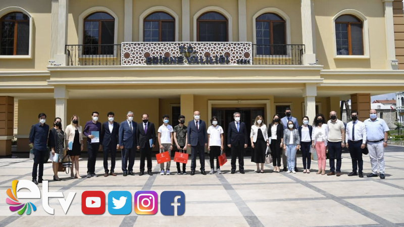 VALİ CANALP 500 TAM PUAN ALAN ÖĞRENCİLERİ ÖDÜLLENDİRDİ