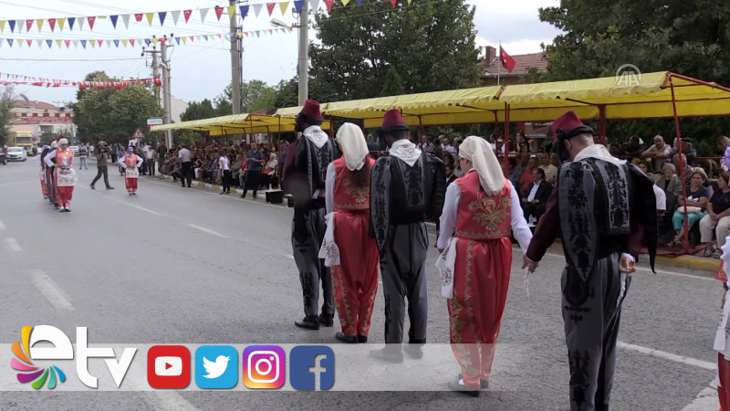 YAĞMURDA HALK OYUNU GÖSTERİSİ