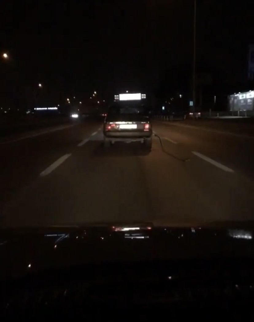 Yakıt pompasını koparıp trafikte giden otomobili görenler gözlerine inanamadı Bursa’da bir akaryakıt istasyonundan kopardığı yakıt pompası ile trafikte seyreden otomobil sürücüsü görenleri şaşkına çevirdi. Olay, merkez ...