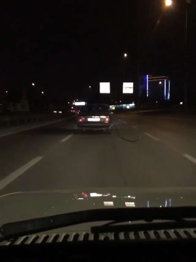 Yakıt pompasını koparıp trafikte giden otomobili görenler gözlerine inanamadı Bursa’da bir akaryakıt istasyonundan kopardığı yakıt pompası ile trafikte seyreden otomobil sürücüsü görenleri şaşkına çevirdi. Olay, merkez ...