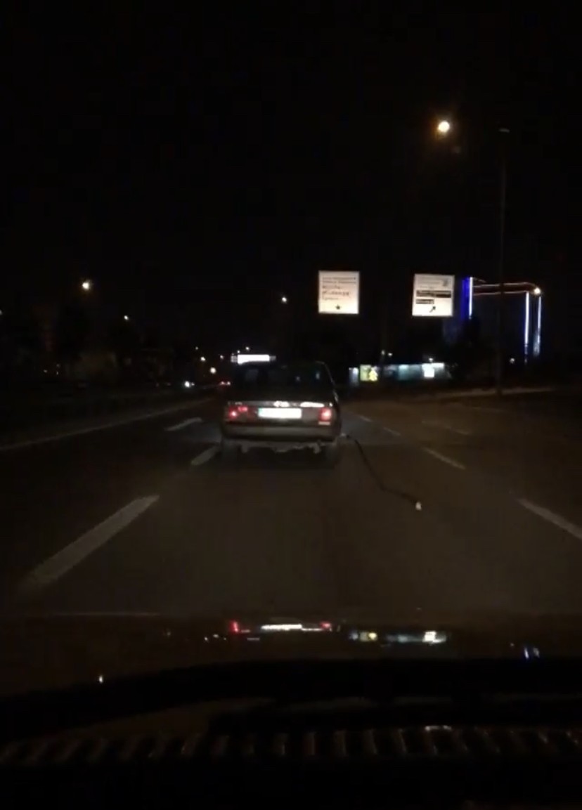 Yakıt pompasını koparıp trafikte giden otomobili görenler gözlerine inanamadı Bursa’da bir akaryakıt istasyonundan kopardığı yakıt pompası ile trafikte seyreden otomobil sürücüsü görenleri şaşkına çevirdi. Olay, merkez ...