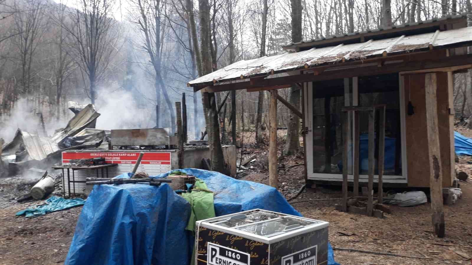 Yalova Kent Ormanı’ndaki ahşap işletme yanarak kül oldu Yalova Teşvikiye Kent Ormanı’ndaki işletmede meydana gelen yangında ahşap yapı tamamen kül olurken, ateşlerin ağaçlara sıçramaması herkese derin ...