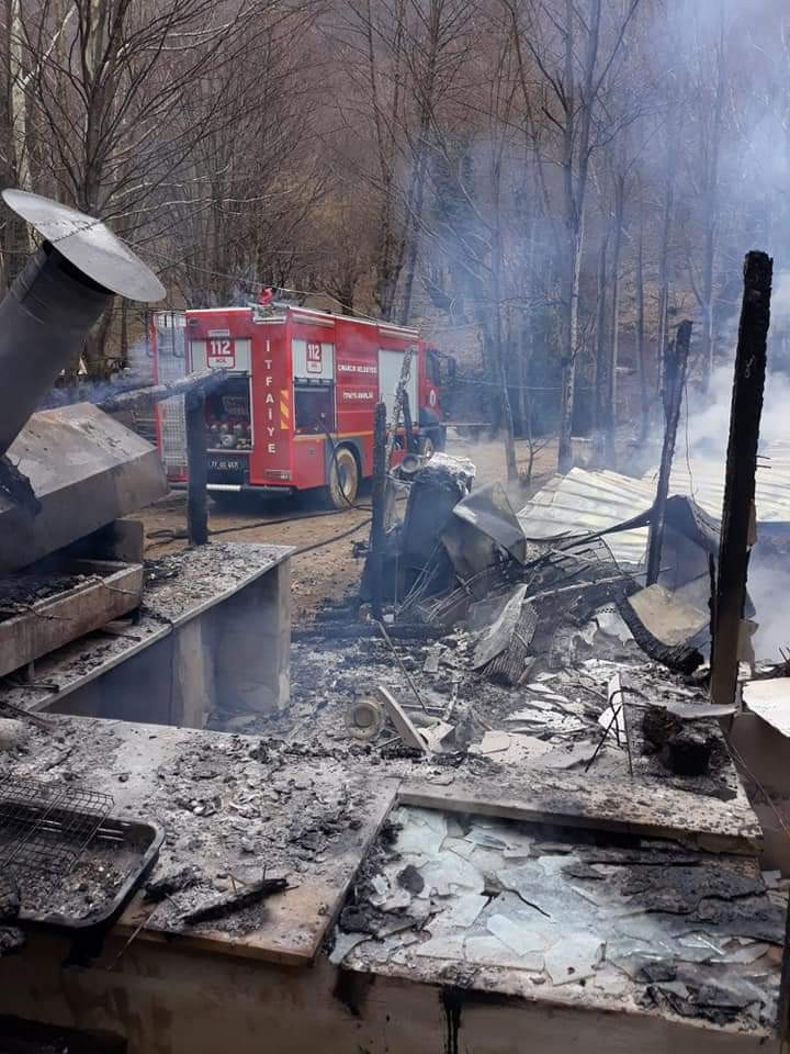 Yalova Kent Ormanı’ndaki ahşap işletme yanarak kül oldu Yalova Teşvikiye Kent Ormanı’ndaki işletmede meydana gelen yangında ahşap yapı tamamen kül olurken, ateşlerin ağaçlara sıçramaması herkese derin ...