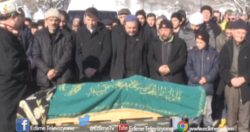 YANGINDA ÇÖKEN ÇATININ ALTINDA KALDI