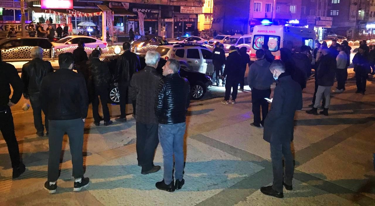 Yaya geçidinde feci kaza: Yaşam savaşı veriyor Edirne’de motosikletiyle yaya geçidini kullanarak bulvarın karşı şeridine geçmek isterken, otomobilin çarptığı motosiklet sürücü yaşam savaşı ...