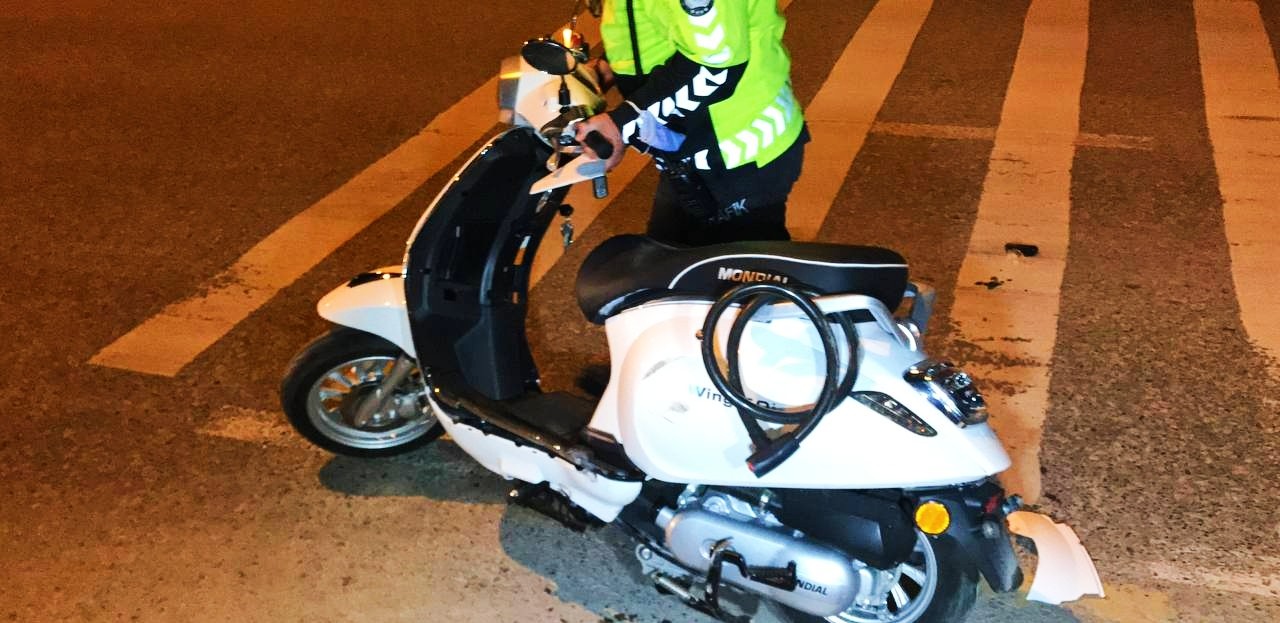 Yaya geçidinde feci kaza: Yaşam savaşı veriyor Edirne’de motosikletiyle yaya geçidini kullanarak bulvarın karşı şeridine geçmek isterken, otomobilin çarptığı motosiklet sürücü yaşam savaşı ...