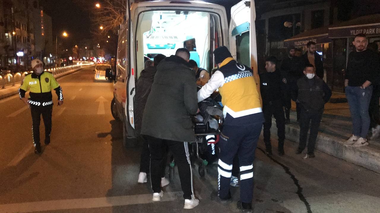 Yaya geçidinde feci kaza: Yaşam savaşı veriyor Edirne’de motosikletiyle yaya geçidini kullanarak bulvarın karşı şeridine geçmek isterken, otomobilin çarptığı motosiklet sürücü yaşam savaşı ...