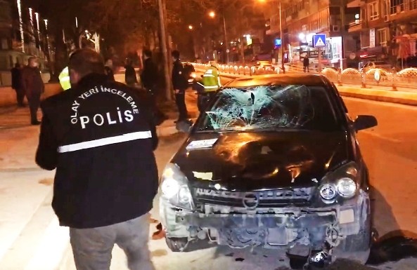 Yaya geçidinde feci kaza: Yaşam savaşı veriyor Edirne’de motosikletiyle yaya geçidini kullanarak bulvarın karşı şeridine geçmek isterken, otomobilin çarptığı motosiklet sürücü yaşam savaşı ...