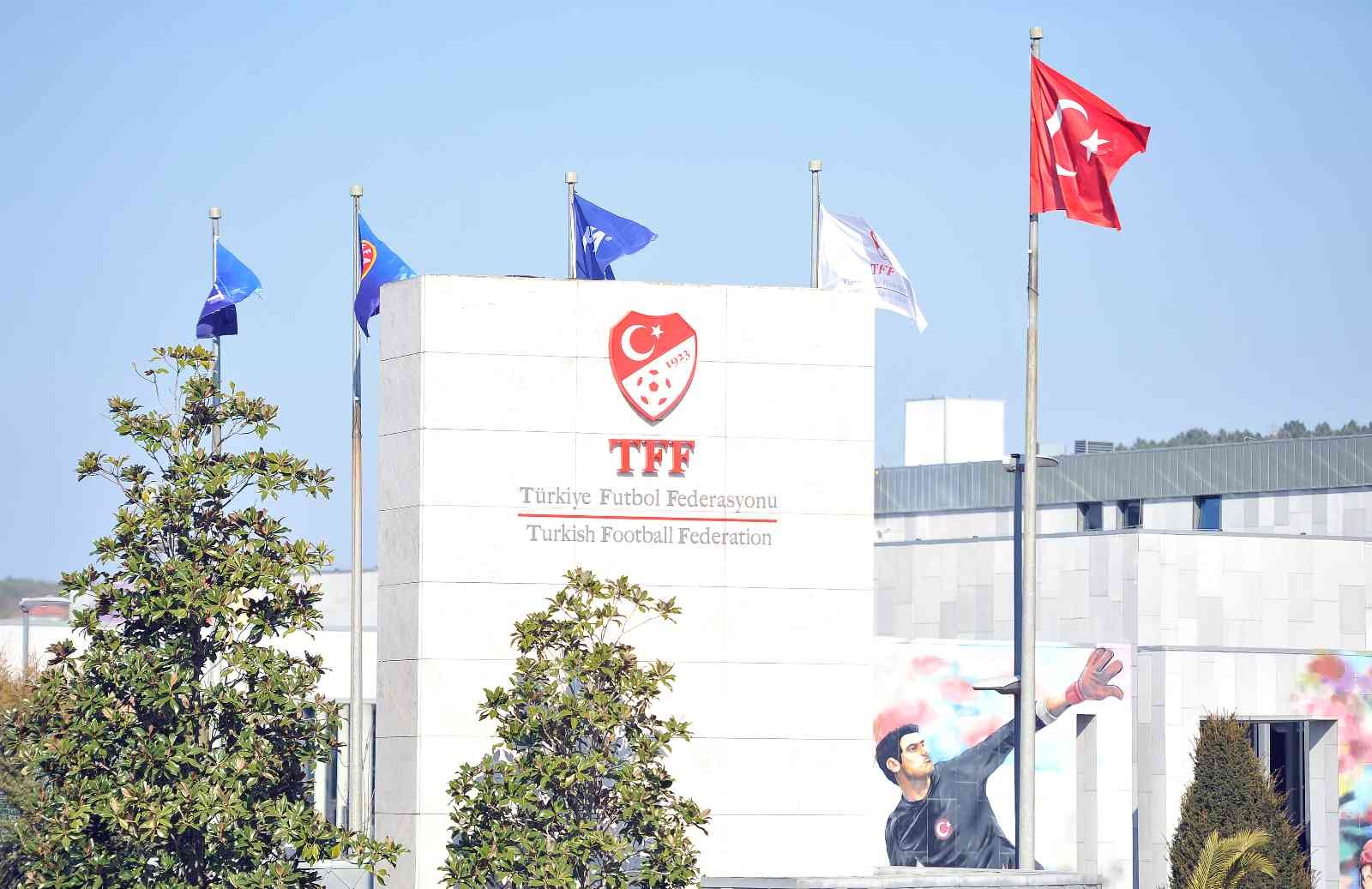 Yayın ihalesinde karar haftaya kaldı Süper Lig ve TFF 1. Lig yayınları için gerçekleşen ihale sürecinin bugün neticelendirilmesi beklenirken, tekliflerden herhangi bir sonuç çıkmadı ...