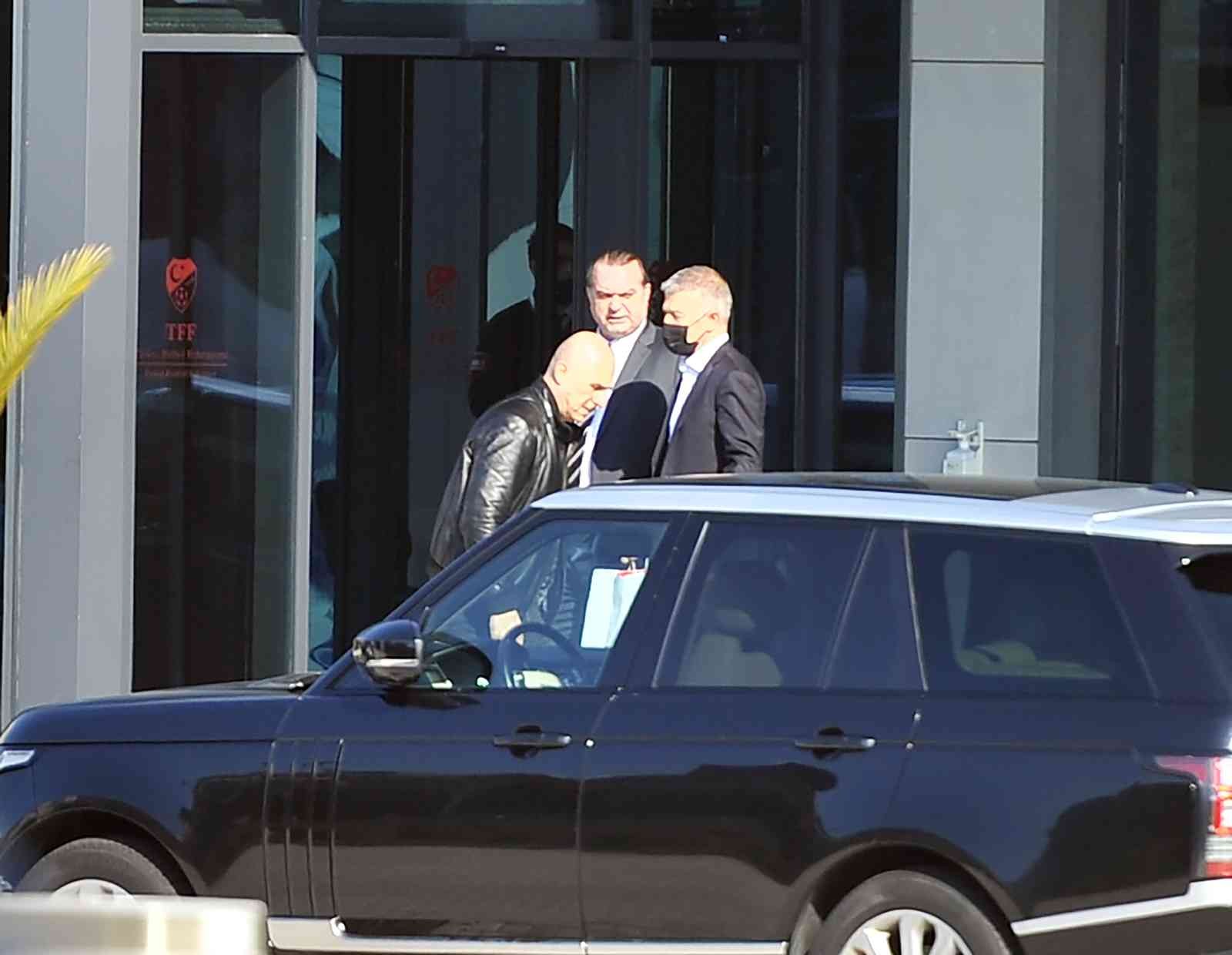 Yayın ihalesinde karar haftaya kaldı Süper Lig ve TFF 1. Lig yayınları için gerçekleşen ihale sürecinin bugün neticelendirilmesi beklenirken, tekliflerden herhangi bir sonuç çıkmadı ...