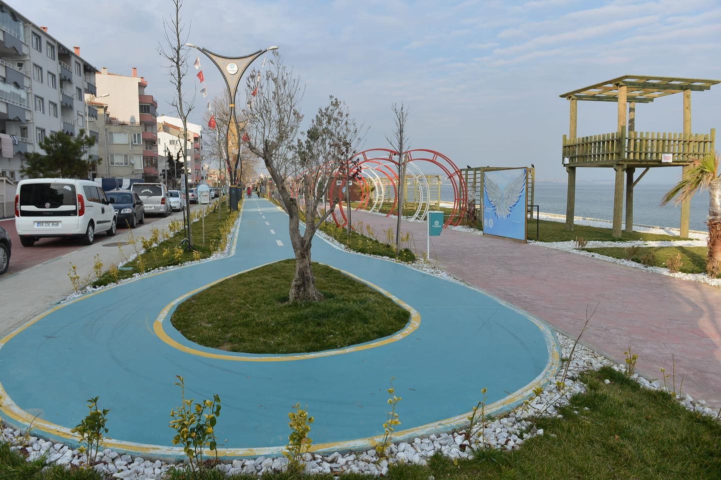 Yaza hazırlıklar başladı Süleymanpaşa Belediyesi, şehre kazandırılan iki yeni sahil şeridinde yaz hazırlıklarına başladı. Belediye Başkanı Yüksel hazırlıkları yerinde ...