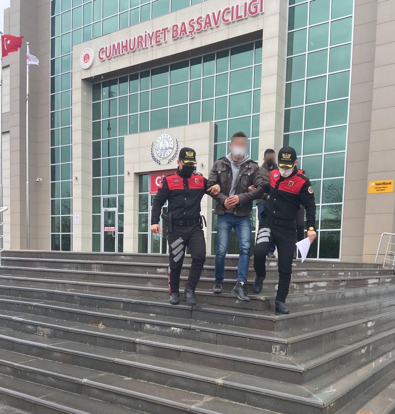 Yazlık evi talan ettiler: 2 kişi tutuklandı Tekirdağ’ın Süleymanpaşa ilçesinde yazlık bir evi talan ederek 20 bin lira değerinde malzeme çalan iki şahıs tutuklandı. Süleymanpaşa ilçesi ...