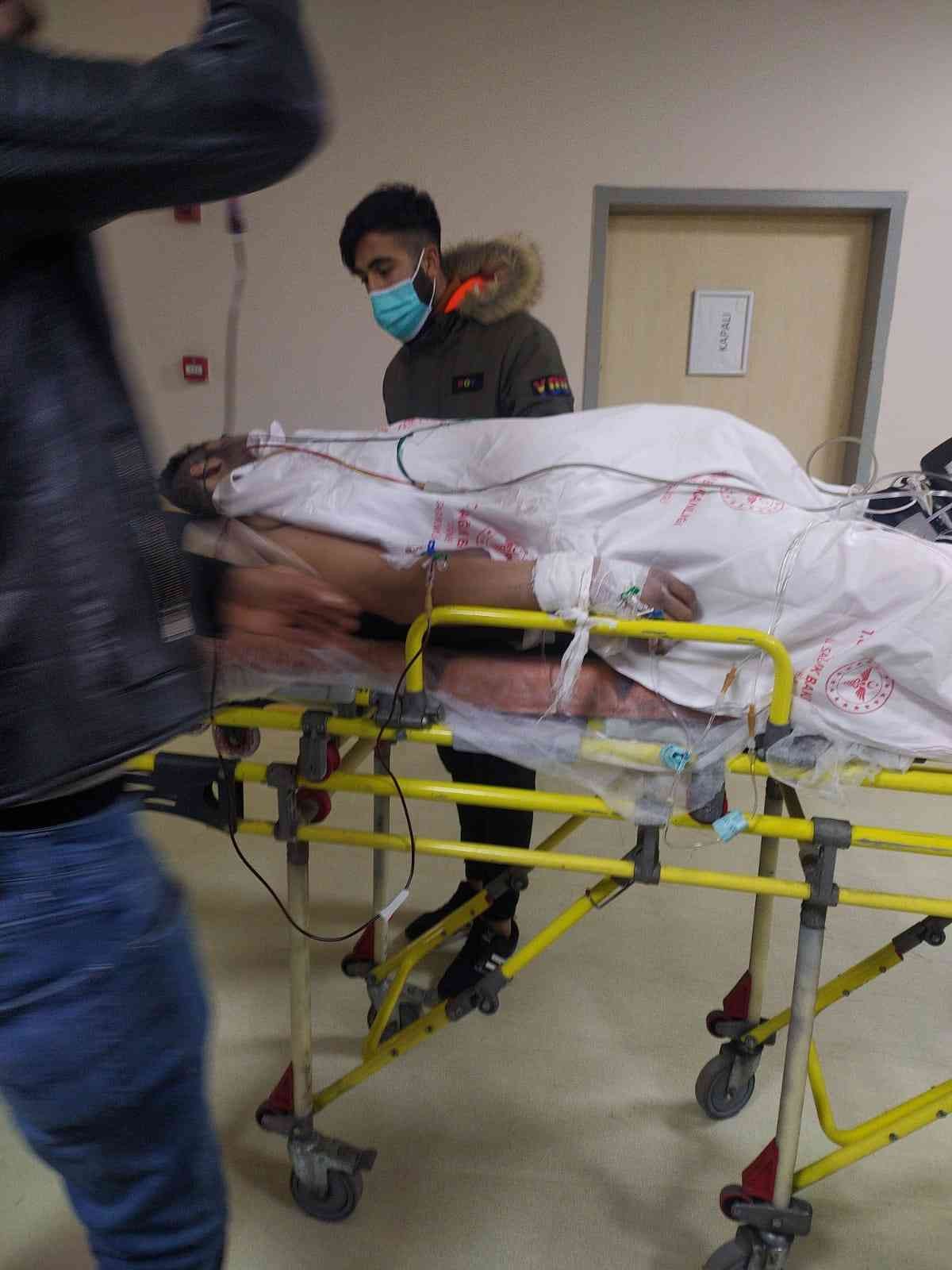 İstanbul’un Başakşehir ilçesinde 18 yaşındaki kuryeye çarpan aracın kaçması üzerine gencin yakınları viyadüğe çıkarak eylem yaptı. Yeğenlerine ...