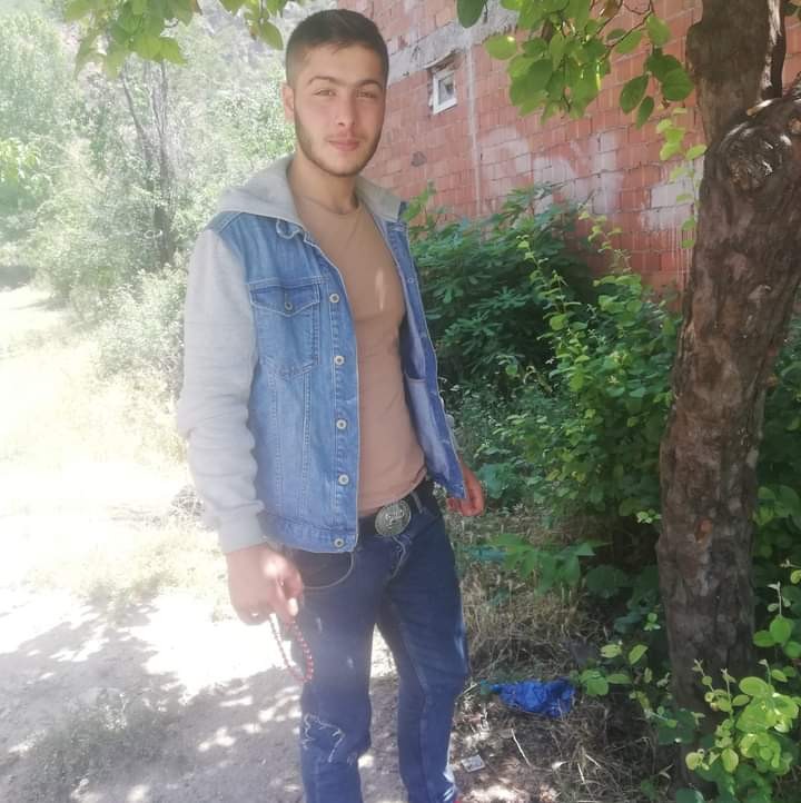 İstanbul’un Başakşehir ilçesinde 18 yaşındaki kuryeye çarpan aracın kaçması üzerine gencin yakınları viyadüğe çıkarak eylem yaptı. Yeğenlerine ...