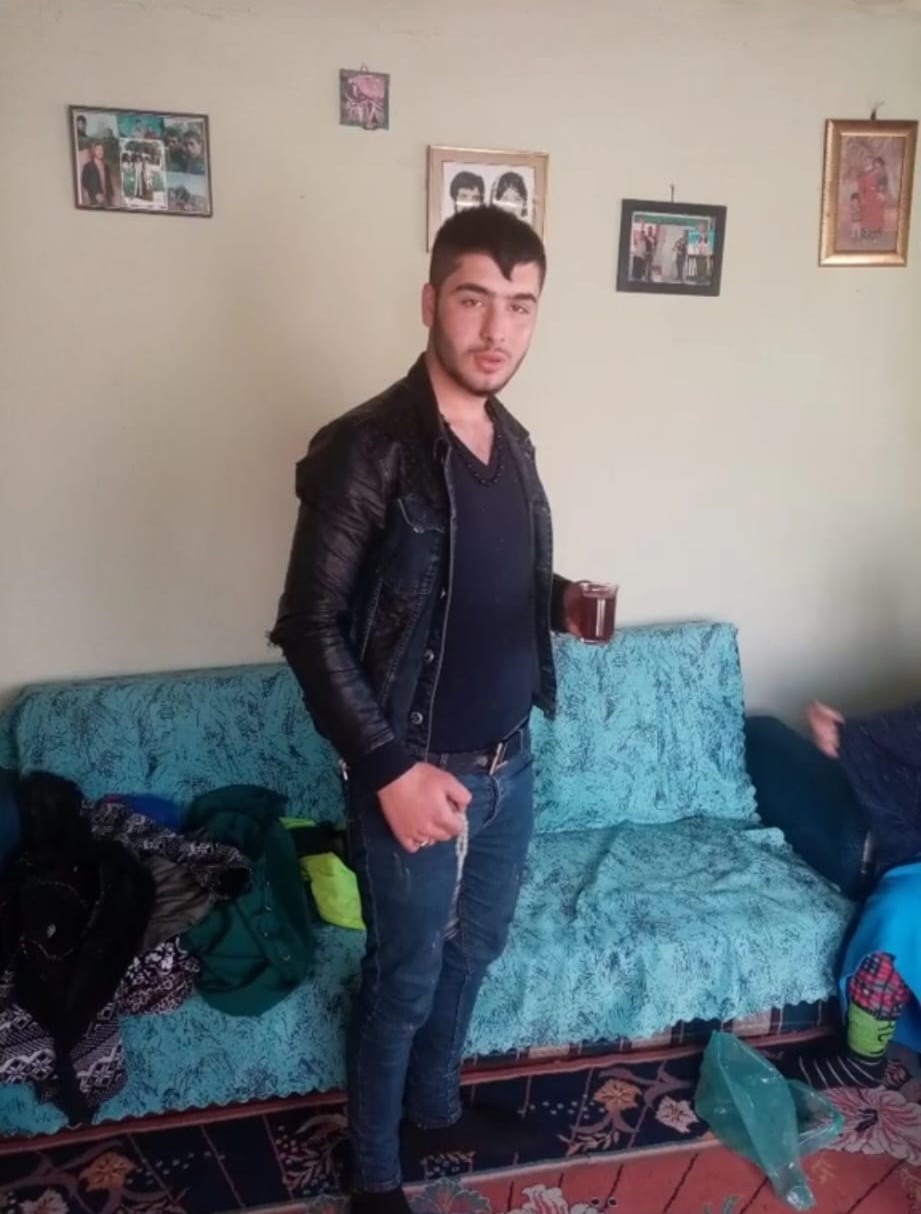 İstanbul’un Başakşehir ilçesinde 18 yaşındaki kuryeye çarpan aracın kaçması üzerine gencin yakınları viyadüğe çıkarak eylem yaptı. Yeğenlerine ...