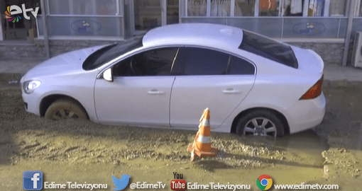 YOL ÇÖKTÜ OTOMLOBİL ÇUKURA DÜŞTÜ!