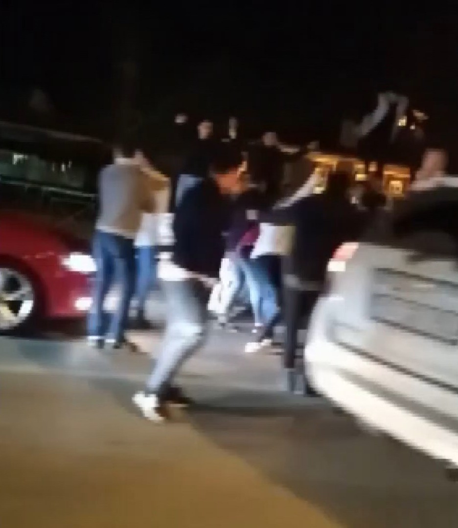 Yol kapatıp asker eğlencesi yapanlara ceza yağdı Bursa’da yolu kapatıp asker eğlencesi yapan ve oyun havası oynayan 6 araç sürücüsüne 33 bin 510 lira ceza kesilirken, bir sürücünün ise ehliyeti ...