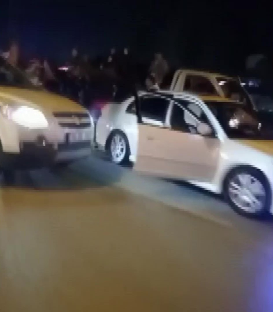 Yol kapatıp asker eğlencesi yapanlara ceza yağdı Bursa’da yolu kapatıp asker eğlencesi yapan ve oyun havası oynayan 6 araç sürücüsüne 33 bin 510 lira ceza kesilirken, bir sürücünün ise ehliyeti ...