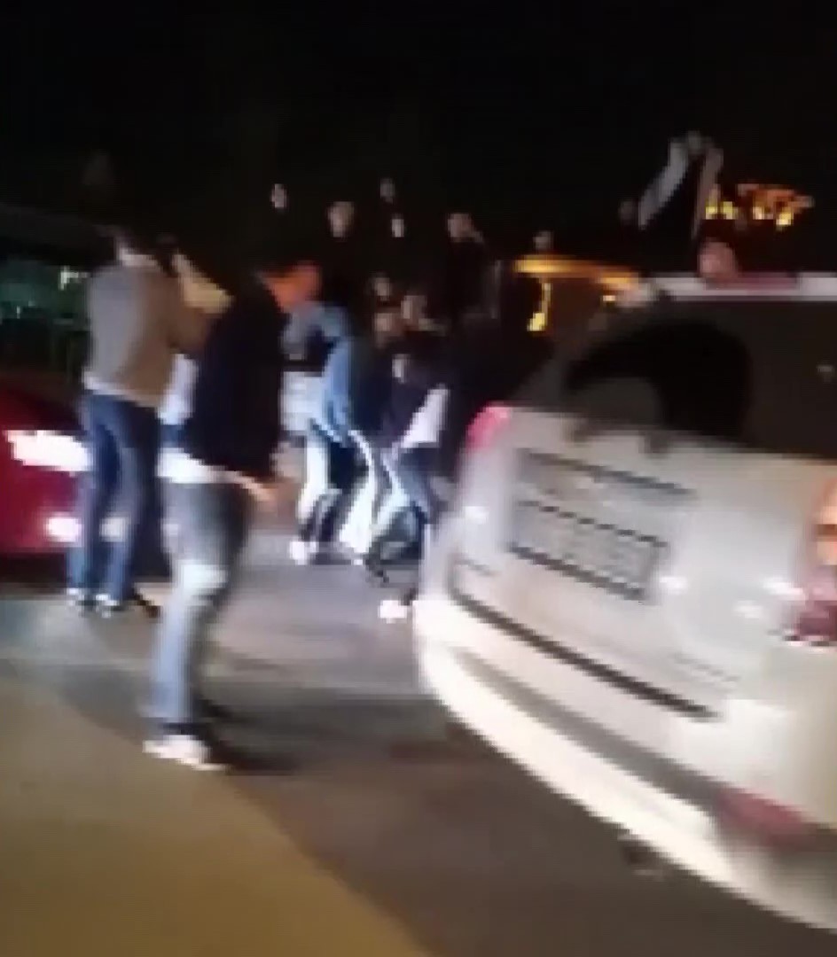 Yol kapatıp asker eğlencesi yapanlara ceza yağdı Bursa’da yolu kapatıp asker eğlencesi yapan ve oyun havası oynayan 6 araç sürücüsüne 33 bin 510 lira ceza kesilirken, bir sürücünün ise ehliyeti ...