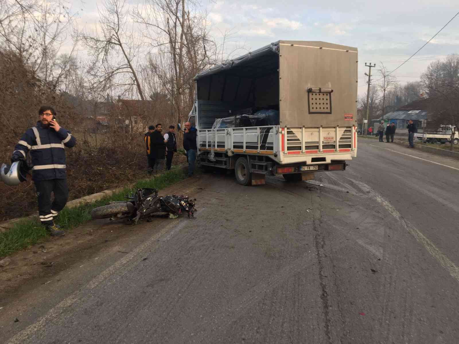 Yola dökülen çamur 20 yaşındaki gencin sonu oldu Sakarya’nın Akyazı ilçesinde yola dökülen çamurun sebep olduğu iddia edilen trafik kazasında işten çıkarak motosikleti ile evine gitmek istediği ...