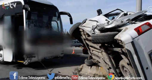 YOLCU OTOBÜSÜ OTOMOBİLLE ÇARPIŞTI