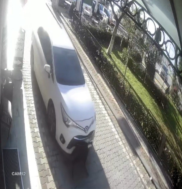 Yolda yatan köpeğin üzerinden aracıyla geçti Bursa’da bir araç sürücüsü yolda yatan köpeğin üzerinden geçerek yaralanmasına sebep oldu. O anlar güvenlik kamerası tarafından kaydedildi ...