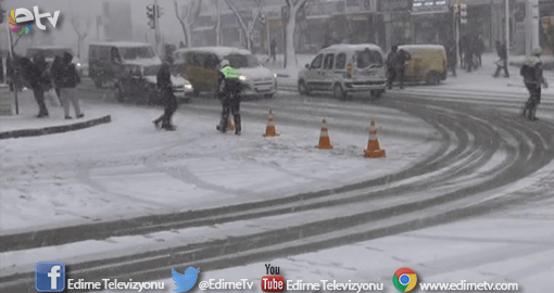 YOLLAR TRAFİĞE KAPATILDI