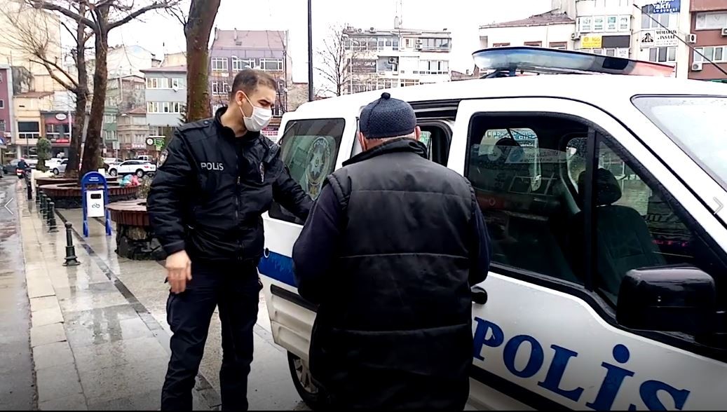 Yolunu kaybeden yaşlı adama polis şefkati Tekirdağ’ın Çorlu ilçesinde polis ekibinin, yolunu kaydeden yaşlı adamı evine kadar götürüp bırakması takdir topladı. Devriye ekipleri, ilçe ...