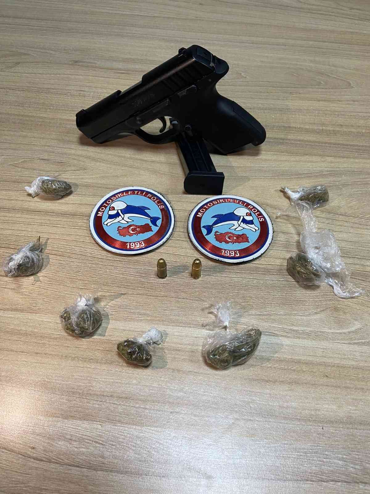 Yunus timlerinin durdurduğu araçta uyuşturucu ve tabanca yakalandı Edirne İl Emniyet Müdürlüğü Motosikletli Polisler Büro Amirliği ekiplerince şüphe üzerine durdurulan bir otomobilde uyuşturucu, ruhsatsız tabanca ...