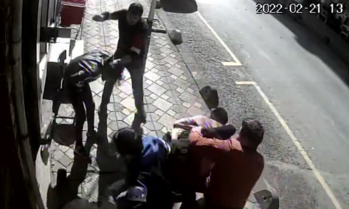 Zeytinburnu’nda öldüresiye dayak kamerada İstanbul Zeytinburnu’nda bir işyerinin önünde oturan yabancı uyruklu 2 genç, alacak-verecek meselesi yüzünden husumetli oldukları yabancı uyruklu ...