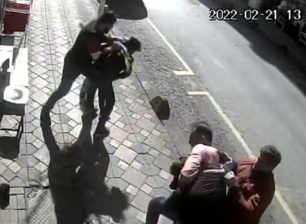 Zeytinburnu’nda öldüresiye dayak kamerada İstanbul Zeytinburnu’nda bir işyerinin önünde oturan yabancı uyruklu 2 genç, alacak-verecek meselesi yüzünden husumetli oldukları yabancı uyruklu ...