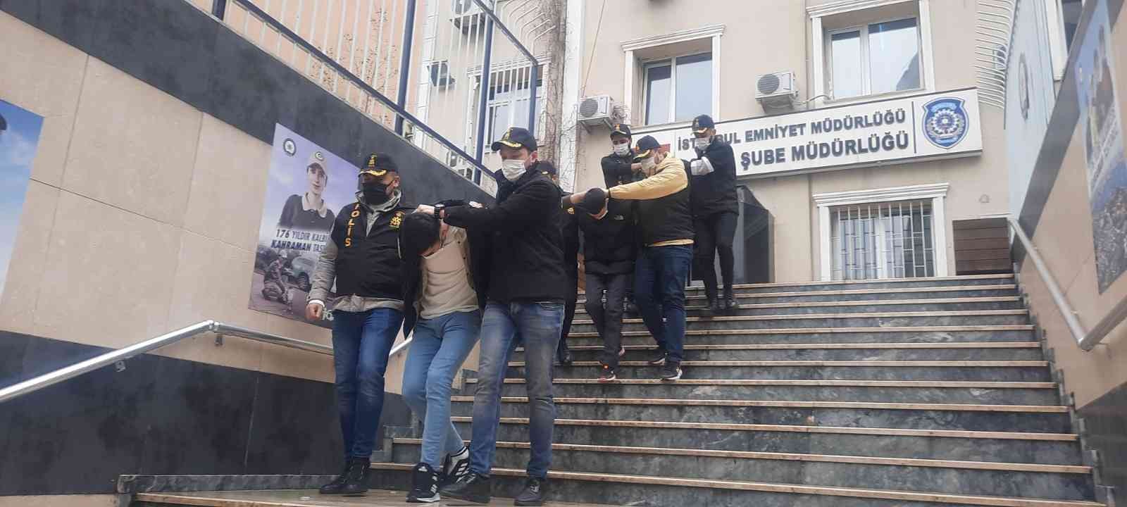 Zeytinburnu’nda yaklaşık 11 milyon TL gasp eden şüpheliler adliyeye sevk edildi İstanbul Zeytinburnu’nda dükkan sahibinin İstanbul’da yaşayan yabancı uyruklu kişilere oturma izni almaları için yardımcı olduğu ileri sürülen ...