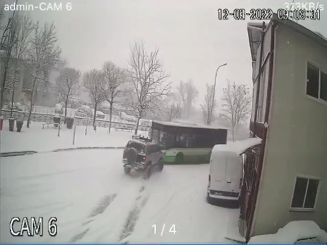 Bursa’da kar yağışı sonrası buzlanma sebebiyle yollar buz pistine dönerken, arazi aracı kayarak karşı yönden gelen halk otobüsüne kafadan çarptı ...