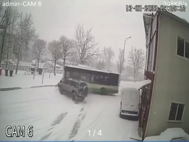 Bursa’da kar yağışı sonrası buzlanma sebebiyle yollar buz pistine dönerken, arazi aracı kayarak karşı yönden gelen halk otobüsüne kafadan çarptı ...