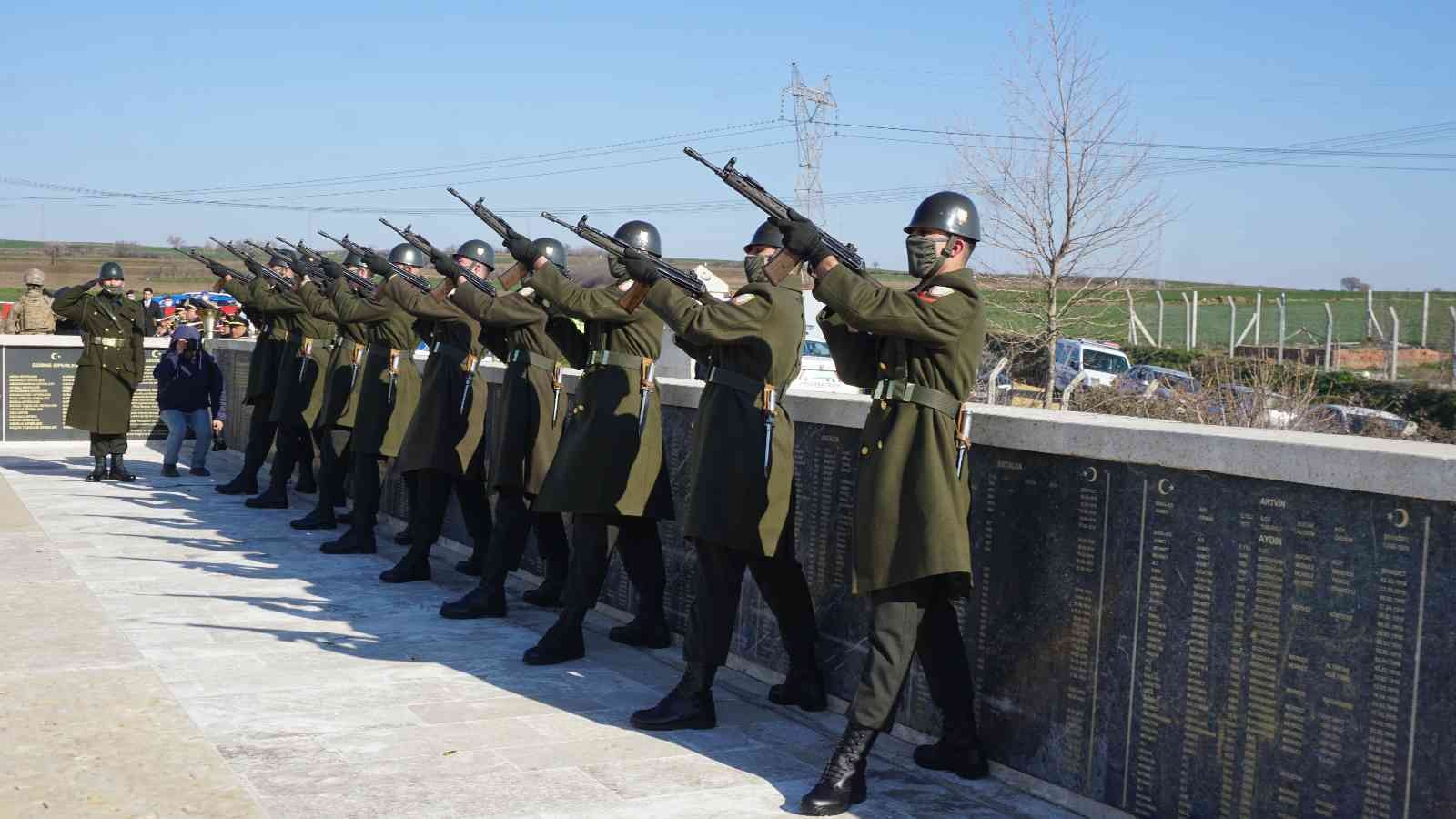 107 yıl önce ‘Çanakkale geçilmez’ dedirten şehitler dualarla anıldı Edirne’de 18 Mart Çanakkale Zaferi ve Şehitleri Anma Günü’nde düzenlenen törende şehitler anıldı. Çanakkale Deniz Zaferi nedeniyle yurdun her ...
