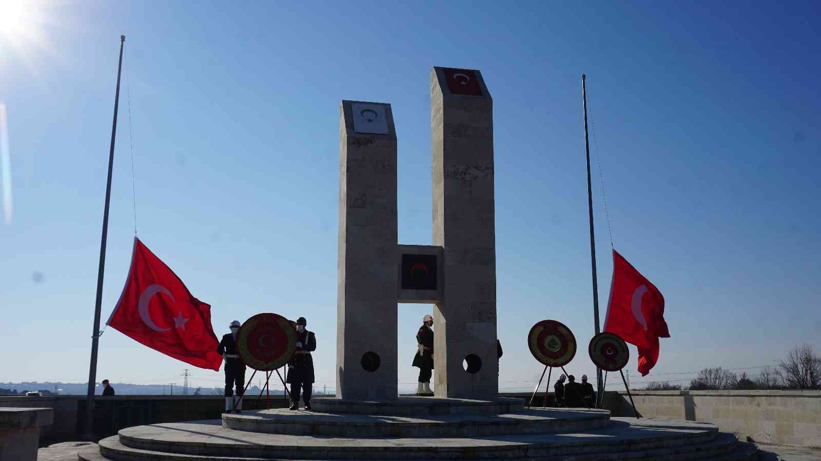 107 yıl önce ‘Çanakkale geçilmez’ dedirten şehitler dualarla anıldı Edirne’de 18 Mart Çanakkale Zaferi ve Şehitleri Anma Günü’nde düzenlenen törende şehitler anıldı. Çanakkale Deniz Zaferi nedeniyle yurdun her ...