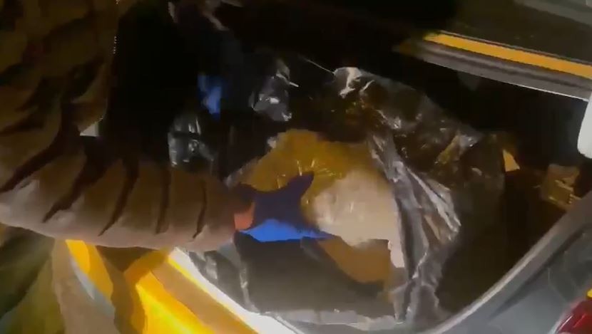 Tekirdağ’da durdurulan bir takside ele 11 kilo 600 gram bonzai böyle ele geçirildi. Tekirdağ İl Emniyet Müdürlüğü Narkotik Şube ekipleri ...