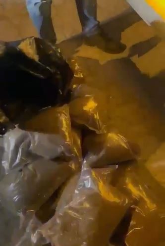 Tekirdağ’da durdurulan bir takside ele 11 kilo 600 gram bonzai böyle ele geçirildi. Tekirdağ İl Emniyet Müdürlüğü Narkotik Şube ekipleri ...