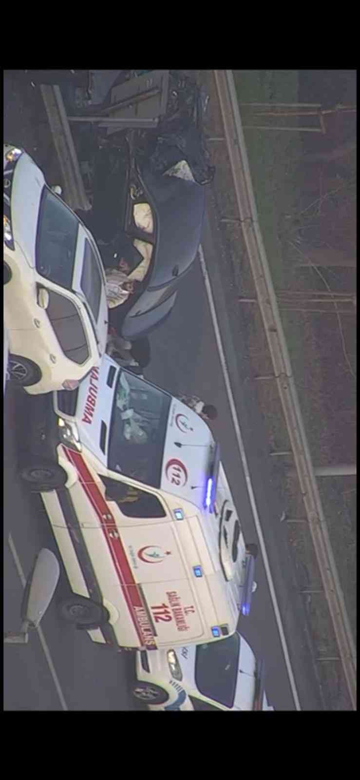 15 Temmuz Şehitler Köprüsü çıkışı feci kaza: 2 yaralı 15 Temmuz Şehitler Köprüsü Altunizade sapağında bariyerlere çarpan otomobil paramparça oldu. Kaza yapan otomobilden 2 kişi hafif yaralı olarak ...