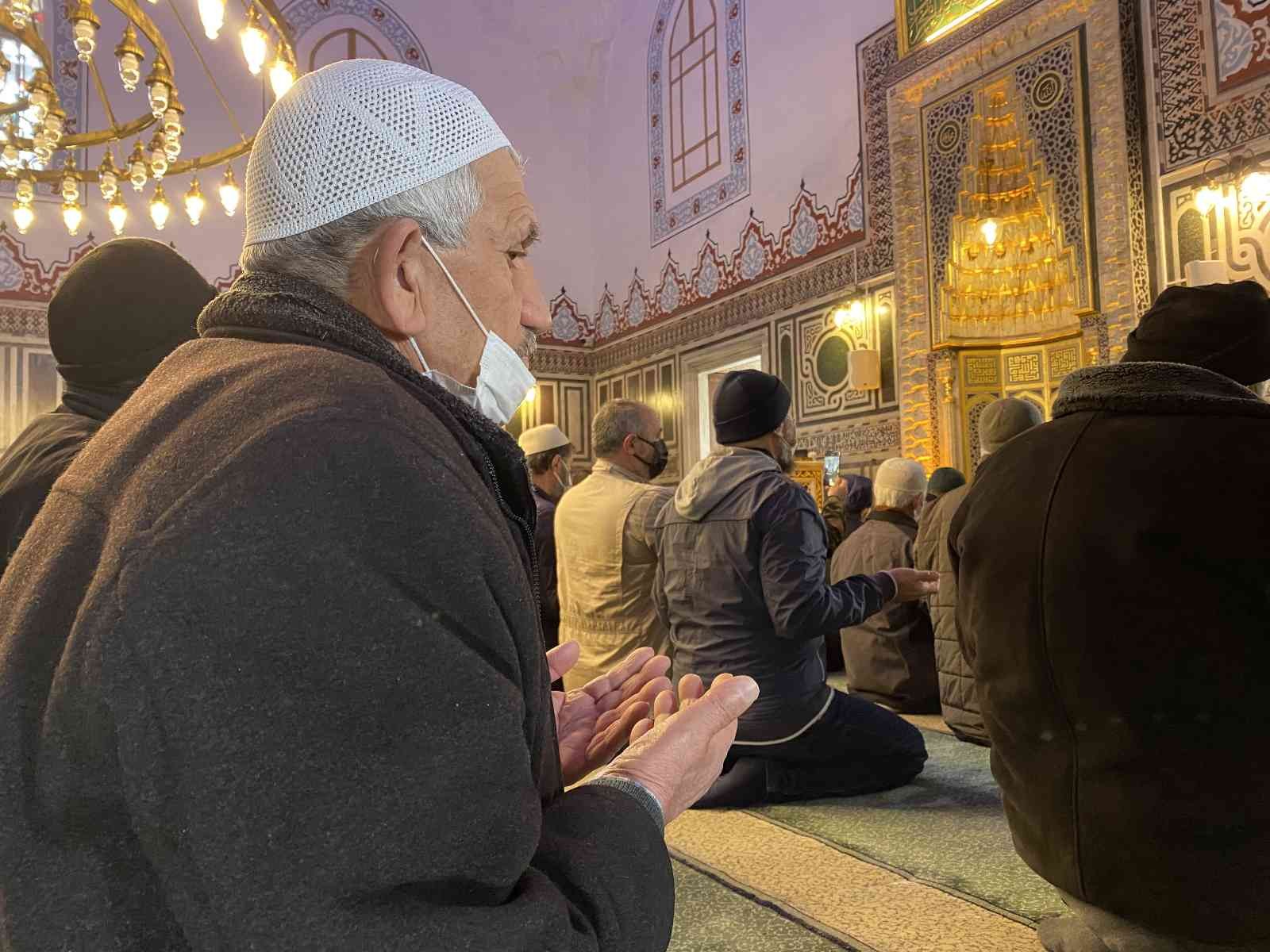 15 Temmuz şehitleri için 251 hatim indirildi Kocaeli’nin Gebze ilçesinde 15 Temmuz şehitleri için 251 hatim indirildi. Gebze Belediyesi, 15 Temmuz Derneği ve ilçe sivil toplum ...