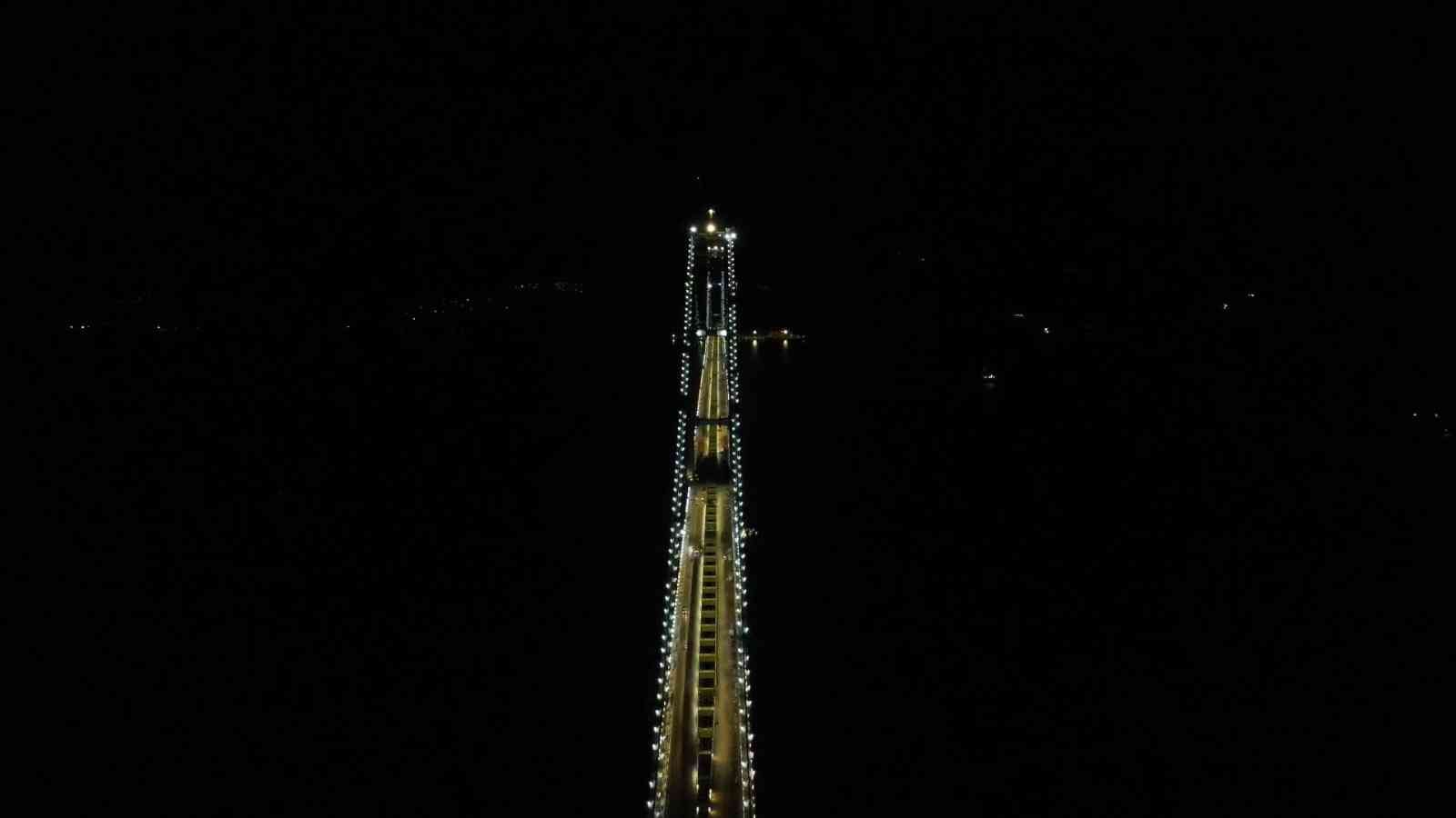 1915 Çanakkale Köprüsü ışıl ışıl görüntüsüyle boğaza renk kattı Dünyanın en büyük orta açıklıklı asma köprüsü olan 1915 Çanakkale Köprüsü olan 1915 Çanakkale Köprüsü’nün açılışına günler kaldı. Cumhurbaşkanı ...