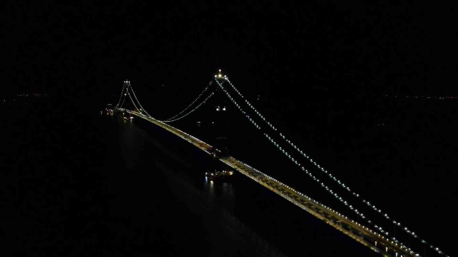 1915 Çanakkale Köprüsü ışıl ışıl görüntüsüyle boğaza renk kattı Dünyanın en büyük orta açıklıklı asma köprüsü olan 1915 Çanakkale Köprüsü olan 1915 Çanakkale Köprüsü’nün açılışına günler kaldı. Cumhurbaşkanı ...