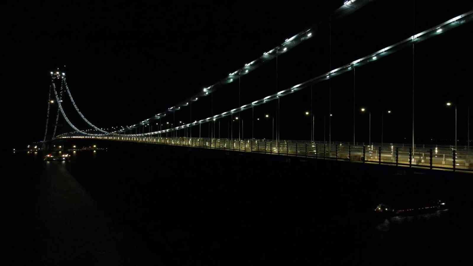 1915 Çanakkale Köprüsü ışıl ışıl görüntüsüyle boğaza renk kattı Dünyanın en büyük orta açıklıklı asma köprüsü olan 1915 Çanakkale Köprüsü olan 1915 Çanakkale Köprüsü’nün açılışına günler kaldı. Cumhurbaşkanı ...