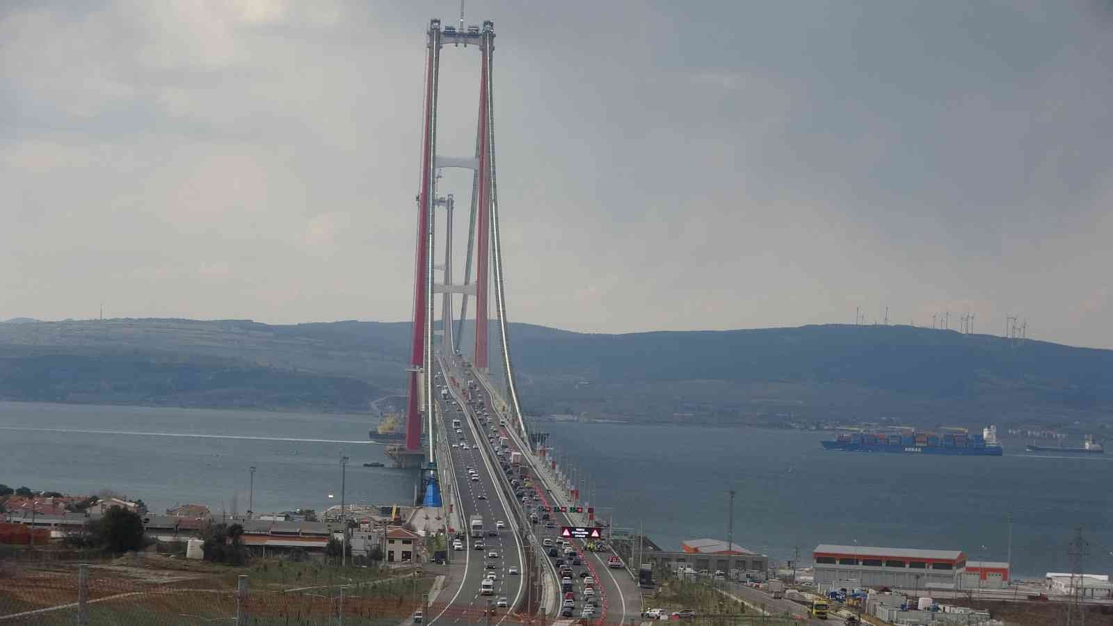 Dünyanın en büyük orta açıklıklı köprüsü unvanına sahip olan 1915 Çanakkale Köprüsü’nün araç geçişlerine açılmasının ardından uzun araç ...