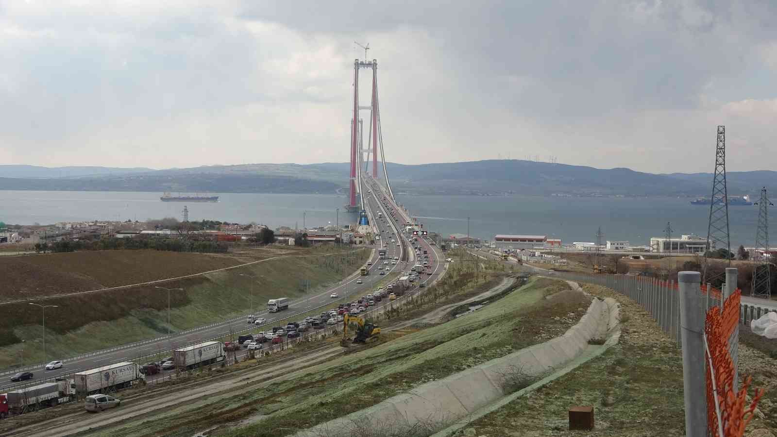 Dünyanın en büyük orta açıklıklı köprüsü unvanına sahip olan 1915 Çanakkale Köprüsü’nün araç geçişlerine açılmasının ardından uzun araç ...