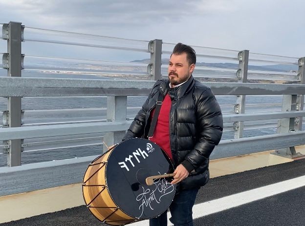 1915 Çanakkale Köprüsü’nden davul çalarak geçti Tekirdağ’dan Çanakkale’ye gelen davul virtüözü Ahmet Çelik, 1915 Çanakkale Köprüsü’nden Avrupa yakasından davul çalarak ve Çanakkale Türküsünü ...