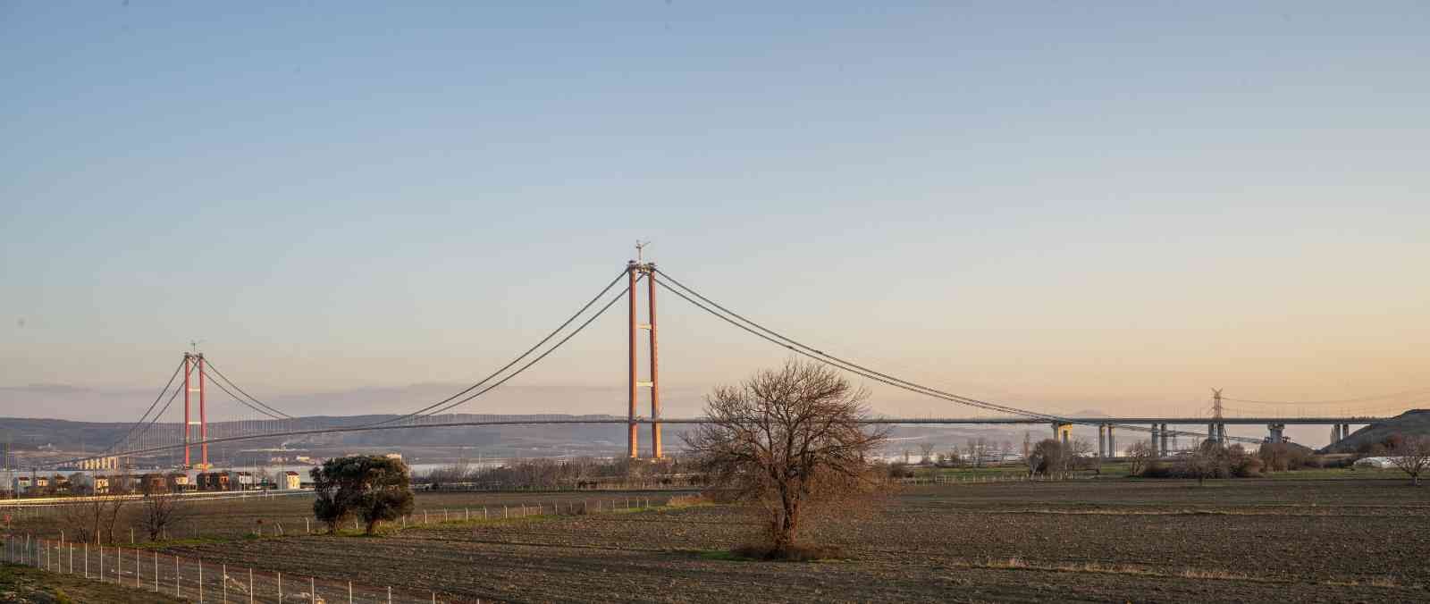 1915 Çanakkale Köprüsü’nden davul çalarak geçti Tekirdağ’dan Çanakkale’ye gelen davul virtüözü Ahmet Çelik, 1915 Çanakkale Köprüsü’nden Avrupa yakasından davul çalarak ve Çanakkale Türküsünü ...